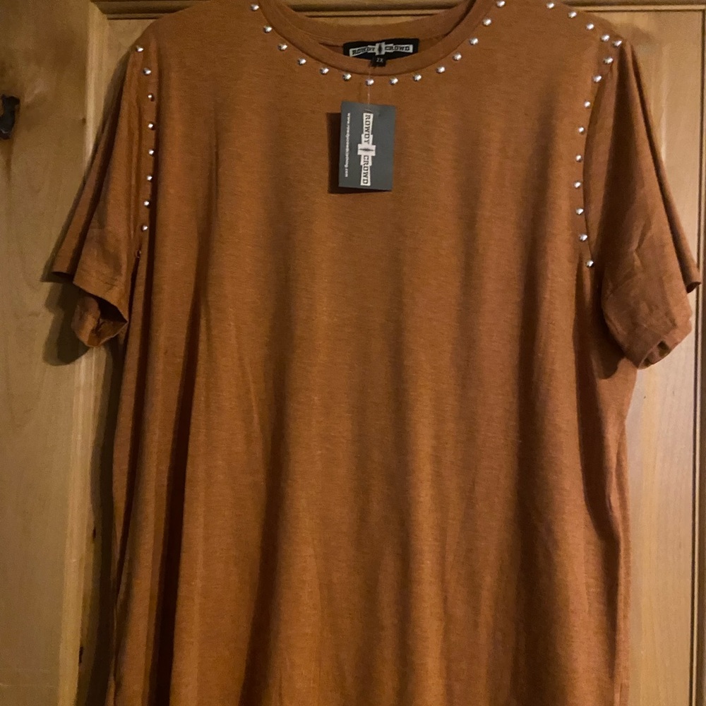 rowdy crowd embellished tee rust 2x
